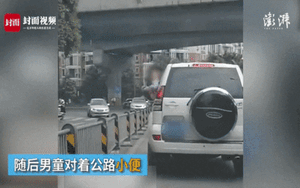 Vừa đi đường, vừa cho con tè bậy qua cửa sổ ô tô