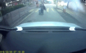 Người phụ nữ 'lầy lội': Chạy bộ đâm thẳng vào đầu ô tô hòng ăn vạ