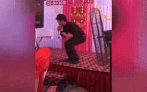 Hát mừng đám cười bằng ca khúc 'Xin lỗi tình yêu' thanh niên khiến dân mạng ngơ ngác vì biểu cảm quằn quại như người thất tình