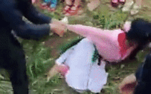 Clip bé gái H'Mông kêu khóc, vùng vẫy để thoát khỏi chàng trai đang 'bắt vợ' gây tranh cãi