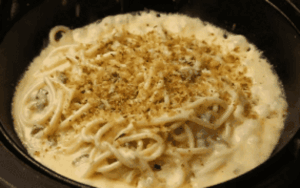 Món spaghetti ‘múa lửa’ độc đáo được nấu trực tiếp từ chiếc bánh phô mai