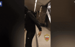 Liều mạng nằm dưới đường ray chờ tàu chạy qua vì lý do ngớ ngẩn