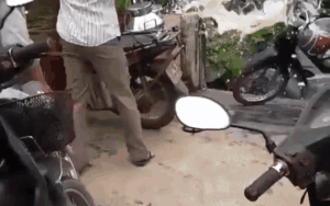 Tức giận vì bị ép giá gần 50%, người đàn ông đổ hàng chục lít sữa bò tươi ra đường để đòi lại công bằng