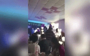 Cô dâu tung hoa cưới làm sập trần nhà, khách được phen hú vía