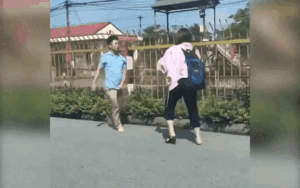 Tranh cãi giữa đường, cô gái rút ngay guốc ra dọa khiến bạn trai sợ chạy mất dép còn dân mạng được phen cười té ghế