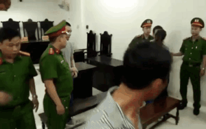 Nhận án tử hình, Thọ 'sứt' vẫn bình tĩnh tranh thủ hôn trộm bạn gái cũ trước khi rời tòa