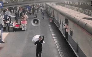 Đứng tim giây phút bé gái suýt bị cuốn vào đoàn tàu đang chạy