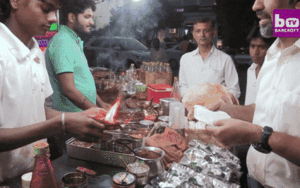 Ăn 'trầu lửa' cháy rực ở Ấn Độ