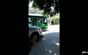 Bắt quả tang chồng chở bồ nhí trong xe ô tô, vợ đánh đu trên nắp capo cả đoạn đường dài