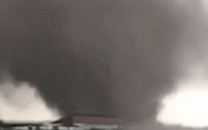 Cận cảnh lốc xoáy phá hủy 50 ngôi nhà ở Đức