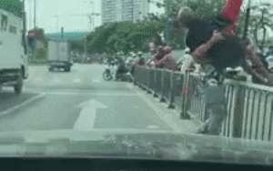 Thấy cụ ông ngồi giữa đường dưới nắng nóng, tài xế trẻ liền xuống xe bế cụ vào nơi an toàn gây xúc động