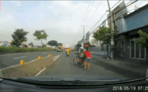 Người phụ nữ bị bọn trộm kéo lê hàng trăm mét trên đường, bất lực kêu cứu trước sự chứng kiến của nhiều người