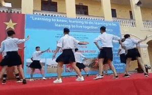 Nam sinh Hải Phòng mặc váy nhảy BBoom BBoom dễ thương 'hết nấc' trong lễ tổng kết