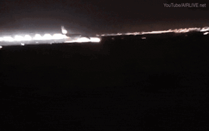 Máy bay tóe lửa, bốc cháy nghi ngút khi đang hạ cánh