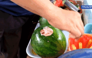 Trời hè nóng nực mà có món dưa hấu uống trực tiếp từ quả của Malaysia thì đúng là không còn gì tuyệt hơn