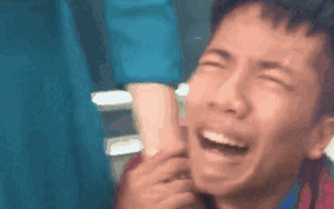 Nam sinh quỳ gối khóc lóc, 'van xin' khi bị cô giáo thu điện thoại: 'Em xem cô như người mẹ hiền thứ 2'