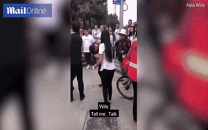 Người phụ nữ kéo tóc, đánh bồ nhí của chồng giữa đường