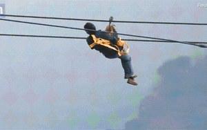 Đu dây cáp vượt sông dữ hàng ngày ở Trung Quốc