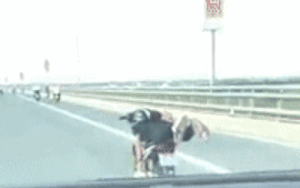 Rùng mình clip nam thanh niên nằm trên yên xe máy, 1 tay điều khiển xe chạy với tốc độ cao