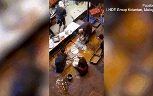 Kinh hãi cảnh nhà hàng rửa bát đĩa trong vũng nước bẩn ngoài đường