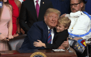 Cậu bé bị teo cơ kiên nhẫn đợi Tổng thống Trump hôn lên trán gây chú ý với truyền thông Mỹ