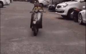 Chưa kịp trách móc phụ huynh để trẻ nhỏ điều khiển 'xe máy', dân mạng đã cười vỡ bụng