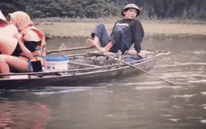 Người Việt Nam chèo đò điệu nghệ bằng chân gây ấn tượng với cộng đồng mạng nước ngoài