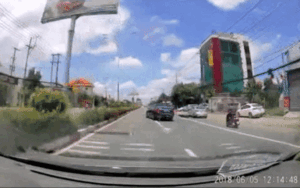 Cú bẻ lái ngoạn mục của tài xế xe Mercedes S400 cứu sống 2 người vừa ngã trên đường