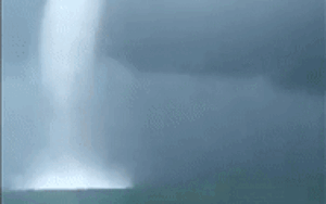 Clip vòi rồng khổng lồ cao hàng trăm mét khiến nhiều người kinh hãi