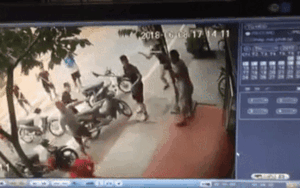 Nhóm côn đồ truy sát khiến 2 cha con phải nhập viện cấp cứu