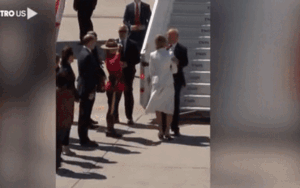 'Nụ hôn gió' kỳ lạ của Tổng thống Trump