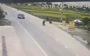 Quan sát mãi để băng qua đường, người phụ nữ bất ngờ rồ ga và cái kết không thể tin nổi