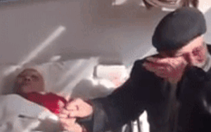 Cay khóe mắt trước cảnh cụ ông 102 tuổi khóc như một đứa trẻ, cầm chặt tay cụ bà nằm trên giường bệnh