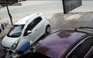 Bức xúc cảnh 2 đối tượng ngang nhiên giật túi xách khiến cô gái bị hất văng ra đường bất tỉnh