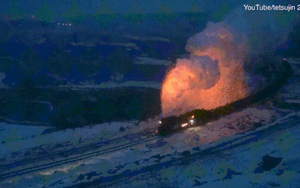 Tàu hơi nước nhả 'pháo hoa' tuyệt đẹp trong đêm