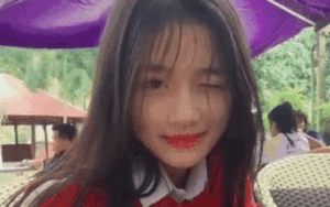 Bị bạn quay chơi trong lúc ngồi uống nước, cô bạn ngồi im một chỗ vẫn thần thái ngời ngời