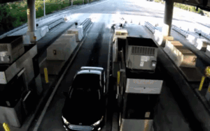 Xe lao thẳng rào chắn rồi vỡ vụn, tất cả hành khách thoát chết thần kỳ