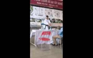 Tranh cãi với màn sáng tạo của nam sinh mặc trang phục võ thuật biểu diễn karatedo tại buổi bảo vệ đồ án tốt nghiệp