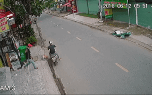 Clip 2 đối tượng bẻ khóa, trộm thùng rác trước cửa nhà dân khiến cư dân mạng lắc đầu ngán ngẩm