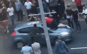 CĐV Anh bị xe ô tô húc bay nhưng vẫn đứng dậy tiếp tục 'quẩy' nhiệt tình