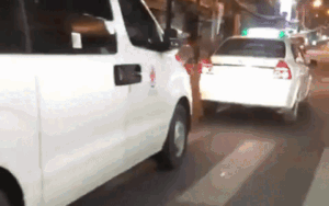 Mặc kệ xe cứu thương ra sức xin đường, tài xế taxi vẫn quyết không chịu nhường gây bức xúc dư luận