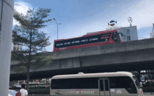 Clip xe máy 'bất chấp' phạm luật vào vành đai 3 ép lùi xe khách