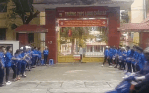 Clip thí sinh đầu tiên bước ra khỏi phòng thi môn Toán được chào đón như idol Hàn Quốc