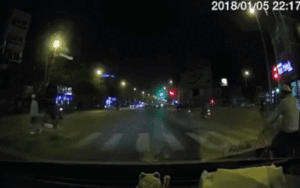 Thót tim clip xe máy vượt đèn đỏ tông thẳng vào người phụ nữ đang dắt xe đạp sang đường