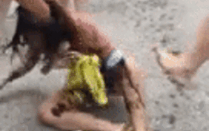 Đánh ghen kinh hoàng: Vợ bầu sắp sinh bất ngờ lao đến hắt mắm tôm và dầu luyn lên người nhân tình của chồng