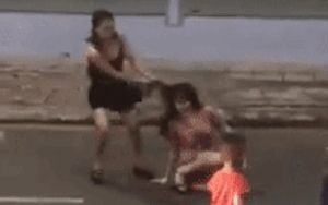 Mạnh miệng nhắn tin thách thức vợ nhân tình, bồ nhí bị lột đồ đánh ghen giữa đường