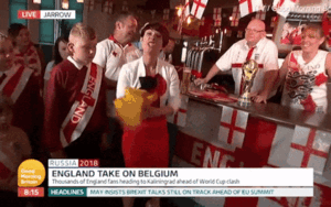 Phóng viên Anh cả gan vò nát cờ Đức để lau bàn gây phẫn nộ