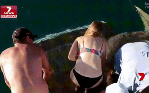 'Hú hồn' giây phút cô gái bị cá mập kéo xuống nước và cắn nát ngón tay