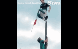 Bi hài World Cup: Trèo lên cột đèn ăn mừng, CĐV suýt mất mạng