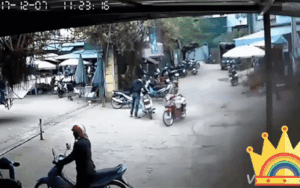 Chạy xe đường thẳng, nữ 'ninja' bất ngờ xoay tròn húc ngã nam thanh niên